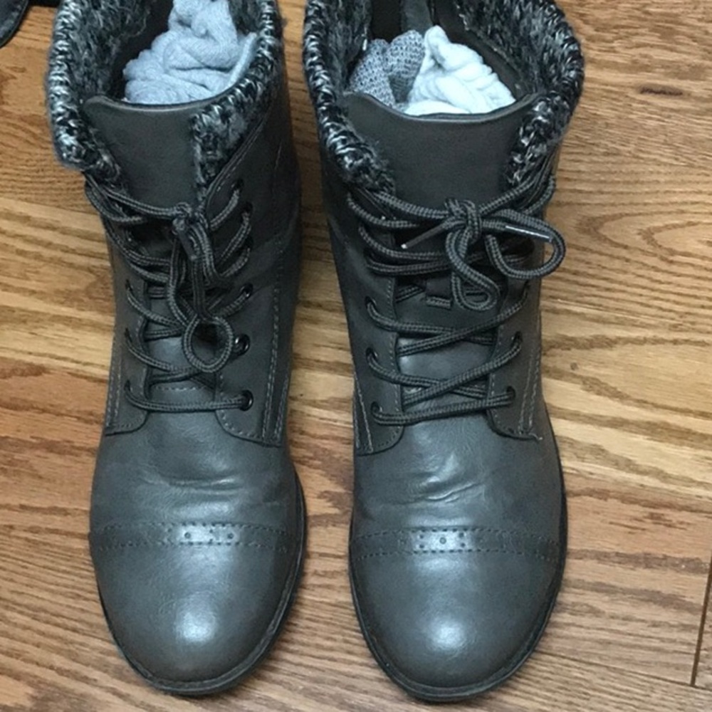 Cute pair of ladies 9 1/2 grey boots by Mudd,